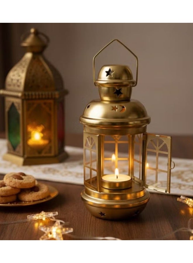 فانوس رمضان المعدني الفاخر، ارتفاع 22 سم! إضاءته الدافئة تضفي جوًا ساحرًا واحتفاليًا فورًا—مثالي للطاولات، غرف المعيشة، أو كقطعة مركزية تخطف الأنظار. أنيق، متين، ومصنوع بعناية ليكون قطعة لا غنى عنها في احتفالات رمضان